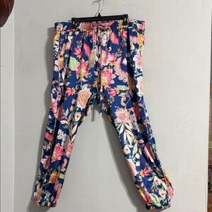 NWT Johnny Was Ontari Burnout Tunic Jogger. Lots of floral patterns